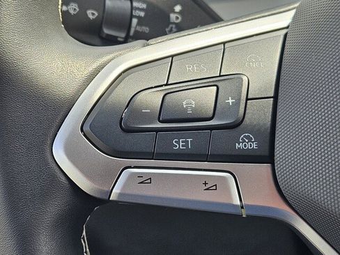 Certified 2025 Volkswagen Tiguan SE AWD/4WD image 24