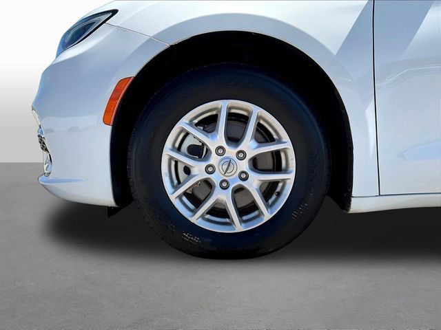 Used 2024 Chrysler Pacifica Touring-L FWD image 35