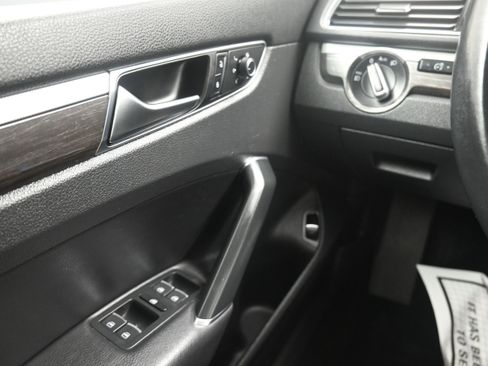 Used 2017 Volkswagen Passat 1.8T SEL Premium FWD image 40