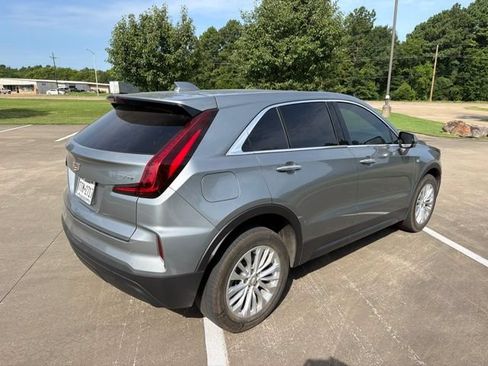Used 2024 Cadillac XT4 Luxury w/ Cold Weather Package FWD image 6
