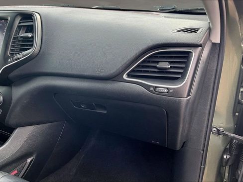 Used 2019 Jeep Cherokee Trailhawk image 18