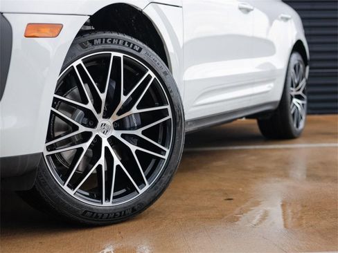 Certified 2025 Porsche Macan AWD/4WD image 12