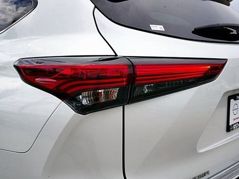 Used 2023 Toyota Highlander LE AWD/4WD image 7