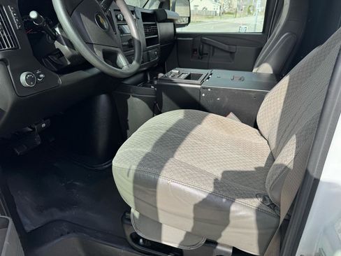 Used 2018 Chevrolet Express 2500 image 15