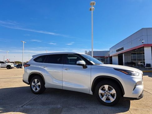 Used 2024 Toyota Highlander LE image 3