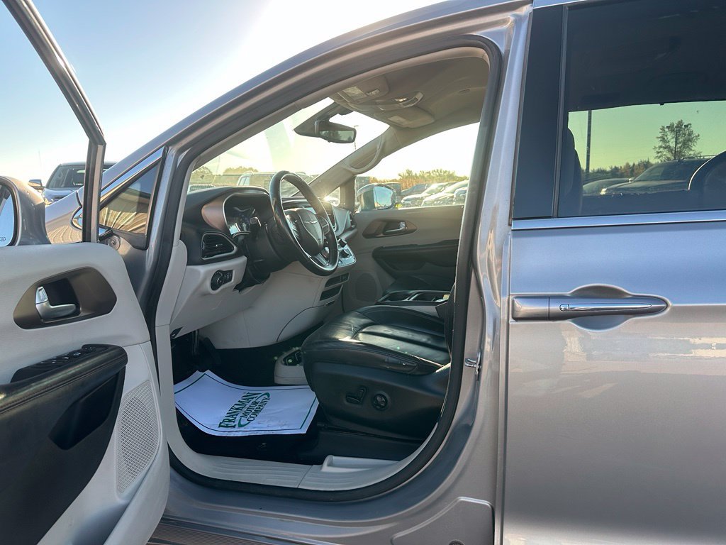 Used 2017 Chrysler Pacifica Touring-L FWD image 10