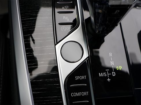 Used 2022 BMW X7 M50i w/ Dynamic Handling Package image 31