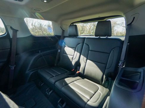 Used 2023 GMC Acadia SLT w/ Elevation Edition image 36