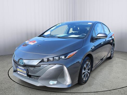 Used 2021 Toyota Prius Prime LE FWD image 4