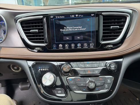 Used 2018 Chrysler Pacifica Limited w/ Tire & Wheel Group image 16