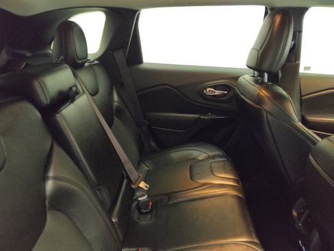 Used 2021 Jeep Cherokee Latitude Plus image 19