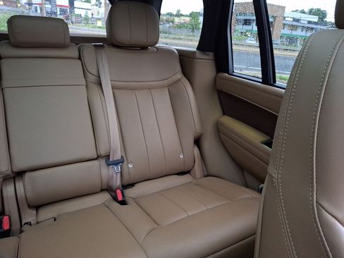 Certified 2025 Land Rover Range Rover SE AWD/4WD image 14
