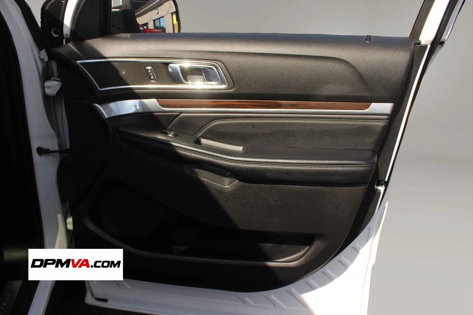 Used 2018 Ford Explorer Limited w/ Equipment Group 301A AWD/4WD image 15