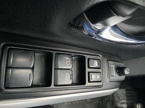 Used 2018 Nissan Titan SV image 22