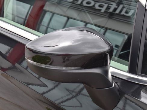 Used 2023 Chrysler Pacifica Touring-L FWD image 17