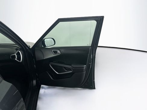 Used 2025 Kia Soul LX w/ LX Technology Package FWD image 31