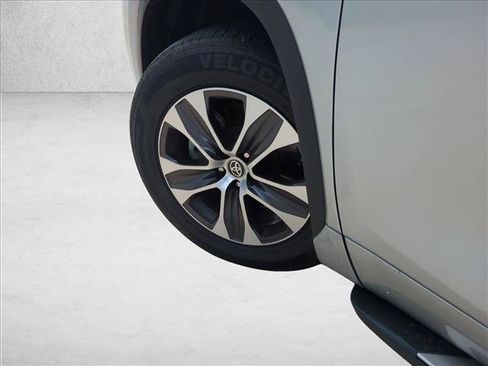 Used 2023 Toyota Highlander XLE FWD image 7