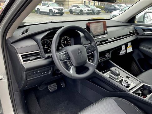 New 2025 Mitsubishi Outlander ES image 6