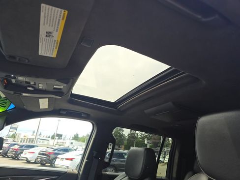 Used 2018 Cadillac Escalade ESV Platinum AWD/4WD image 23
