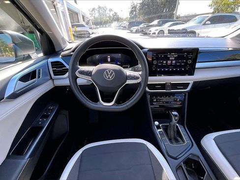Certified 2025 Volkswagen Taos SE image 19