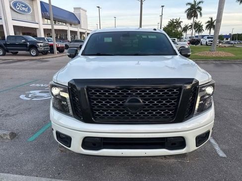 Used 2019 Nissan Titan SV w/ SV Convenience Package RWD image 2