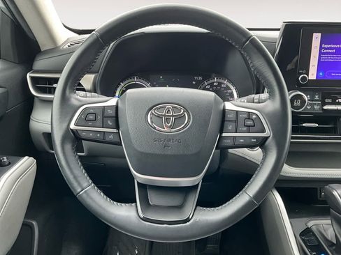 Used 2023 Toyota Highlander LE AWD/4WD image 16