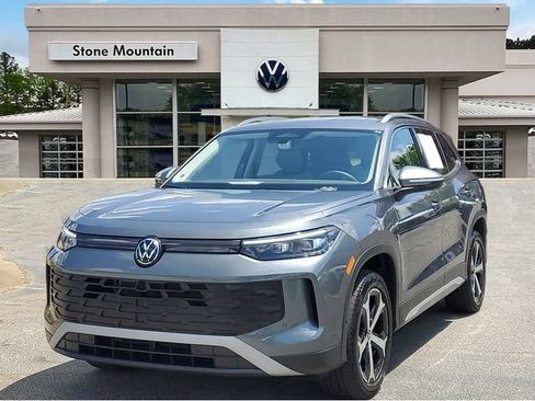 Certified 2025 Volkswagen Tiguan SE w/ Panoramic Sunroof Package AWD/4WD image 1