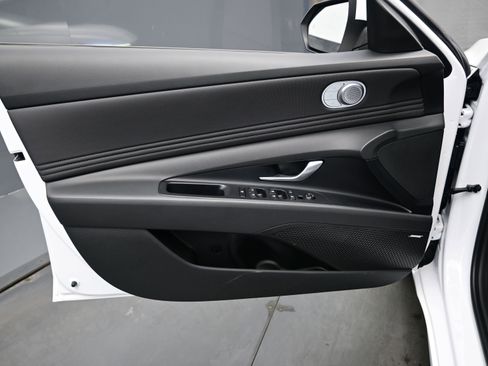 Certified 2025 Hyundai Elantra Limited image 9