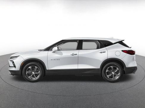 Used 2025 Chevrolet Blazer LT FWD image 3