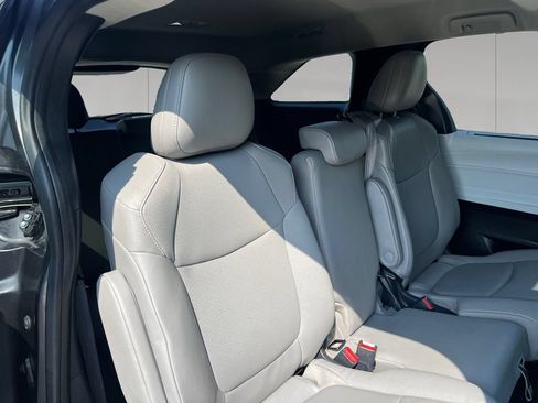 Used 2025 Toyota Sienna XLE FWD image 18