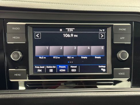 Used 2023 Volkswagen Jetta SE w/ Panoramic Sunroof Package FWD image 16