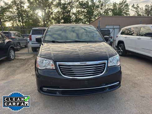 Used 2016 Chrysler Town & Country Touring image 3