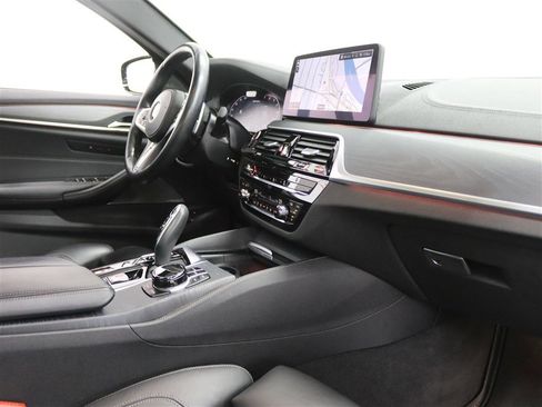 Used 2022 BMW M550i xDrive w/ Executive Package image 25