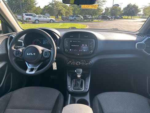 Used 2022 Kia Soul LX w/ Technology Package FWD image 5