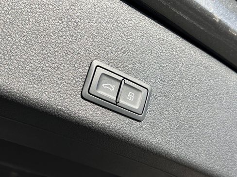 Used 2024 Audi Q8 e-tron Prestige image 23