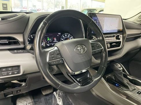 Used 2021 Toyota Highlander Limited image 14