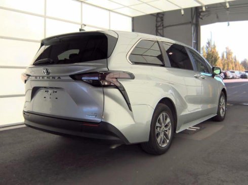 Used 2024 Toyota Sienna LE AWD/4WD image 3