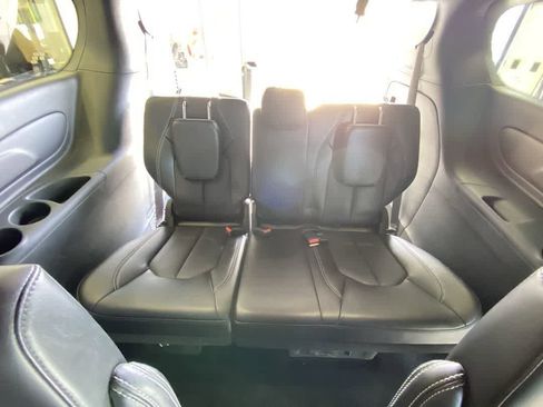Used 2025 Chrysler Pacifica Select FWD image 32