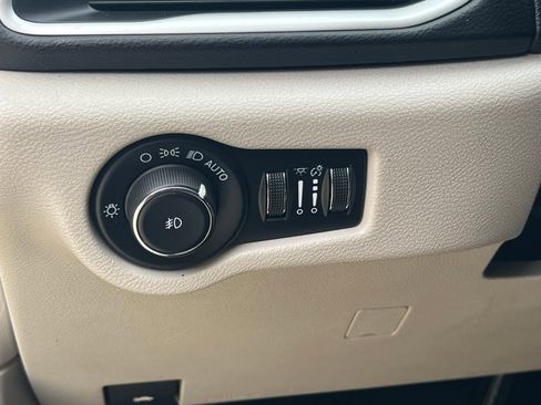 Used 2022 Chrysler Pacifica Touring-L FWD image 28