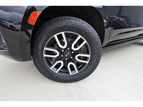 Used 2024 GMC Yukon XL AT4 w/ AT4 Premium Package AWD/4WD image 31