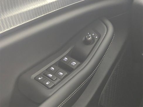 New 2025 Jeep Grand Cherokee Altitude image 17