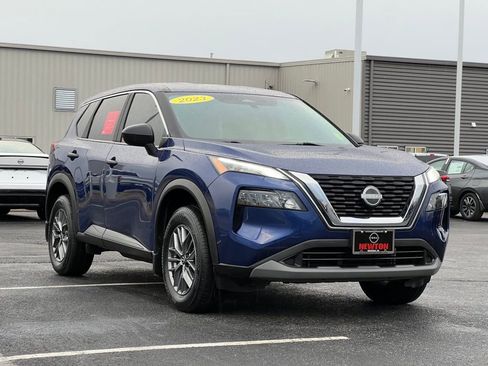 Used 2023 Nissan Rogue S image 2