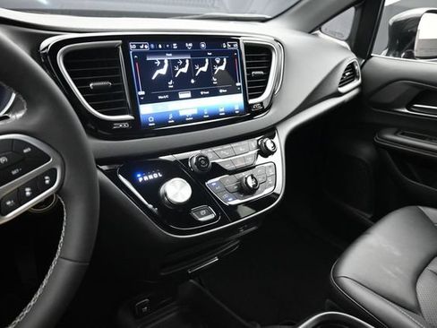 Used 2026 Chrysler Pacifica Select FWD image 8