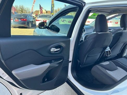 Used 2014 Jeep Cherokee Latitude w/ Cold Weather Group image 14