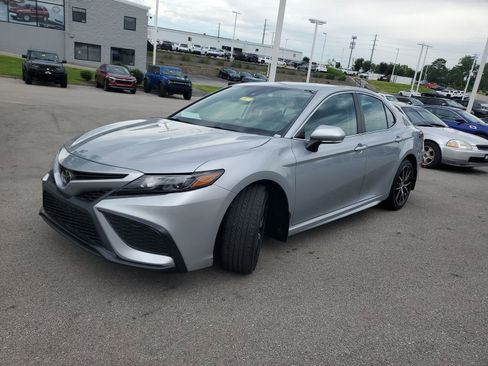 Used 2023 Toyota Camry SE FWD image 2