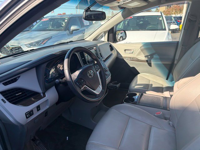 Used 2017 Toyota Sienna XLE AWD/4WD image 5