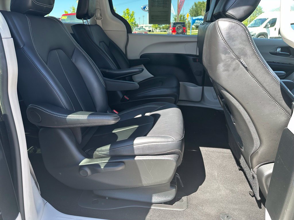 Used 2024 Chrysler Pacifica Limited FWD image 17
