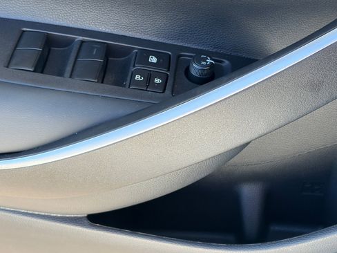 Used 2025 Toyota Corolla SE image 12