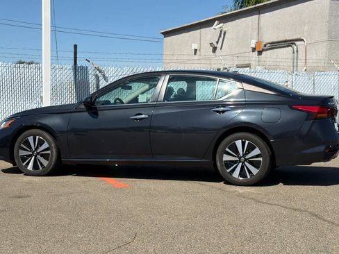 Used 2022 Nissan Altima 2.5 SV FWD image 2