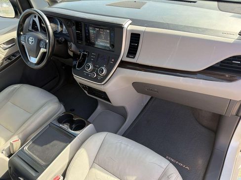 Used 2015 Toyota Sienna XLE Premium FWD image 27